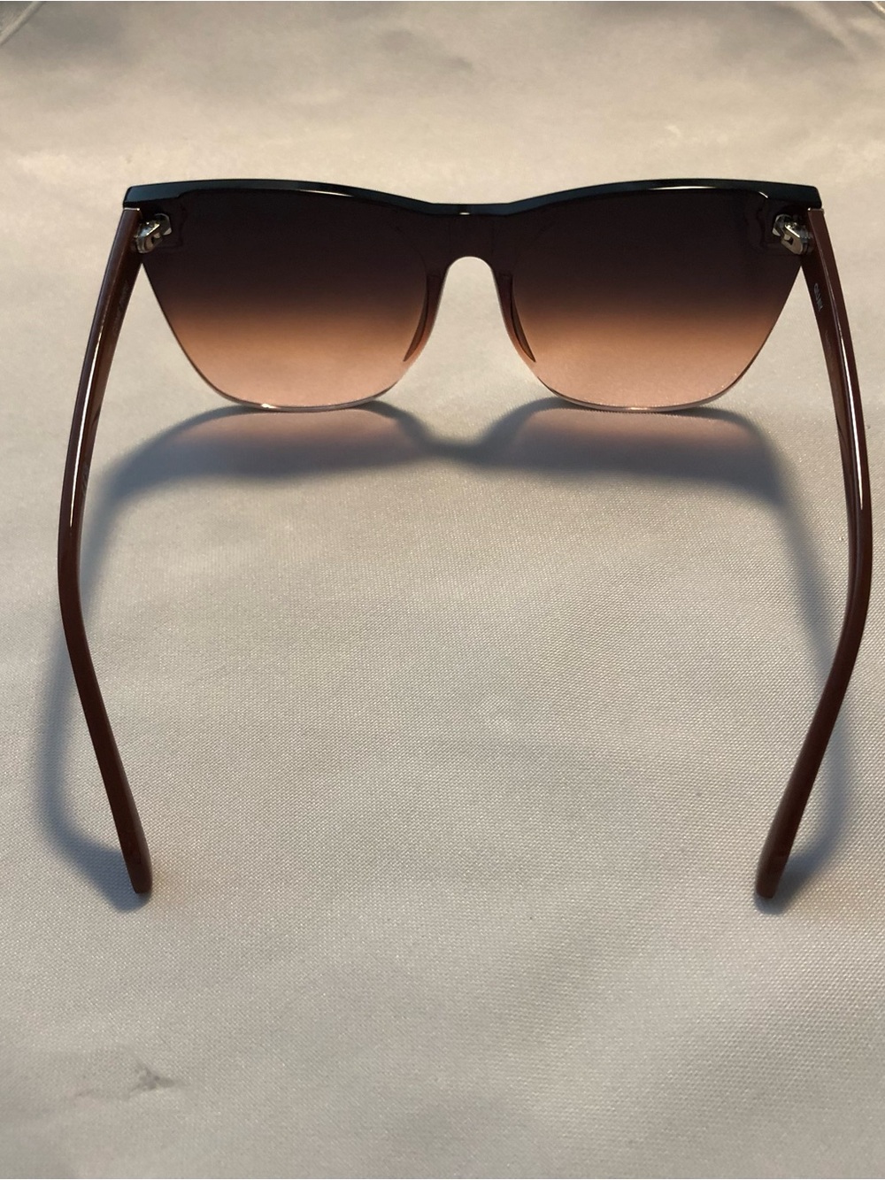 Like New Quay Oversized Cat-Eye Sunglasses With Case - Picture 4 of 9